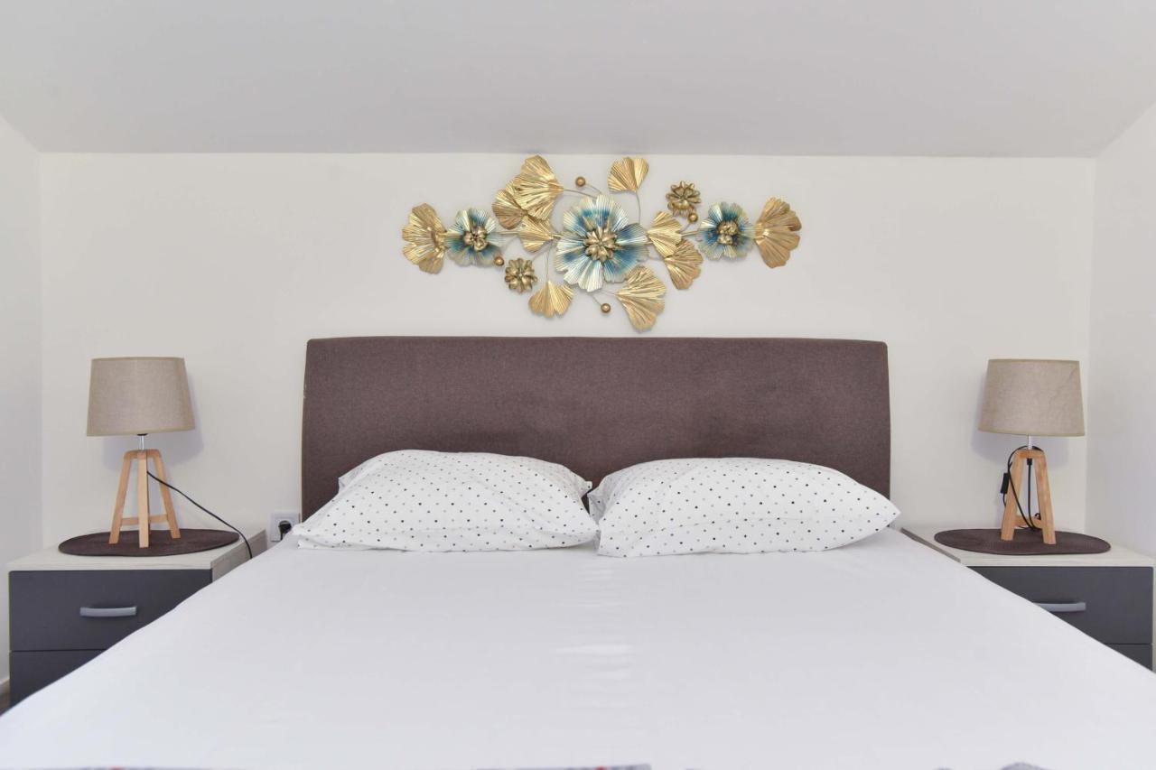 Apartment 3 *